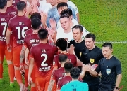 bsports体育-申花队员踢球的热情令人感动